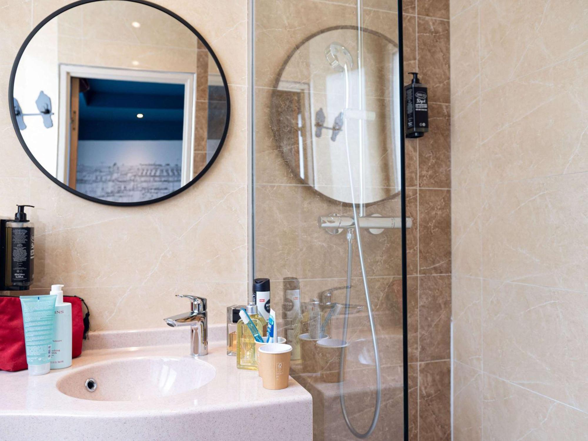 Ibis Styles Paris Batignolles Hotell Exteriör bild